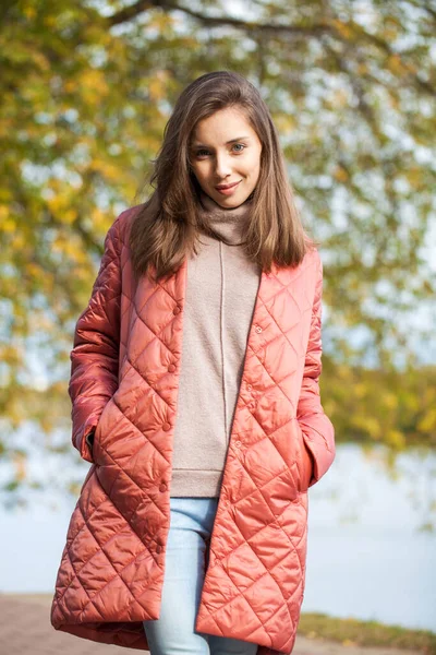 Gros Plan Portrait Une Jeune Belle Modèle Brune Manteau Corail — Photo