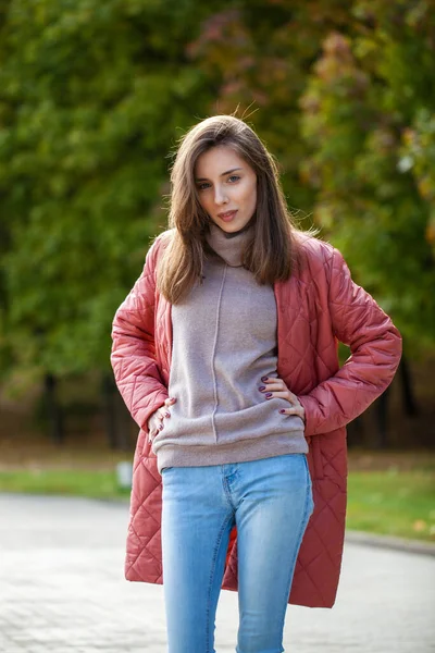 Gros Plan Portrait Une Jeune Belle Modèle Brune Manteau Corail — Photo