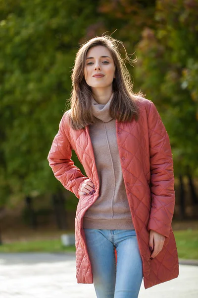 Gros Plan Portrait Une Jeune Belle Modèle Brune Manteau Corail — Photo