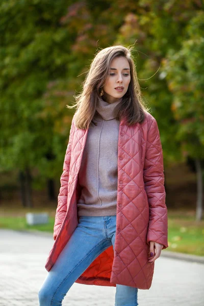 Gros Plan Portrait Une Jeune Belle Modèle Brune Manteau Corail — Photo