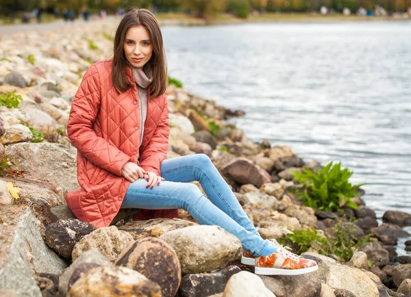 Portret Van Een Jong Mooi Brunette Model Koraal Jas — Stockfoto