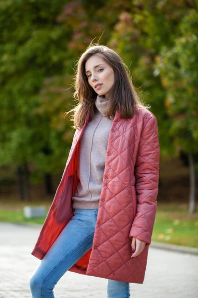 Gros Plan Portrait Une Jeune Belle Modèle Brune Manteau Corail — Photo