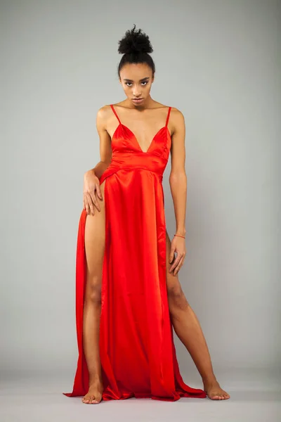 Mujer Africana Joven Vestido Largo Rojo Aislado Sobre Fondo Gris —  Fotos de Stock
