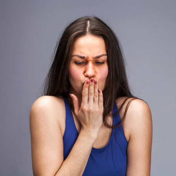 Junge Schöne Brünette Frau Schreit Richtung Sein Gesicht Mit Seiner — Stockfoto