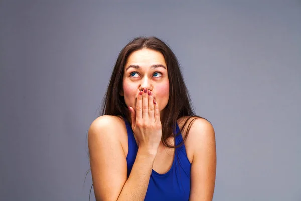 Giovane Bella Donna Bruna Grida Verso Coprirsi Viso Con Mano — Foto Stock