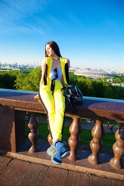 Piękna Kobieta Żółtym Kombinezonie Siedzi Balustradzie Tle Sparrow Hills Moskwie — Zdjęcie stockowe