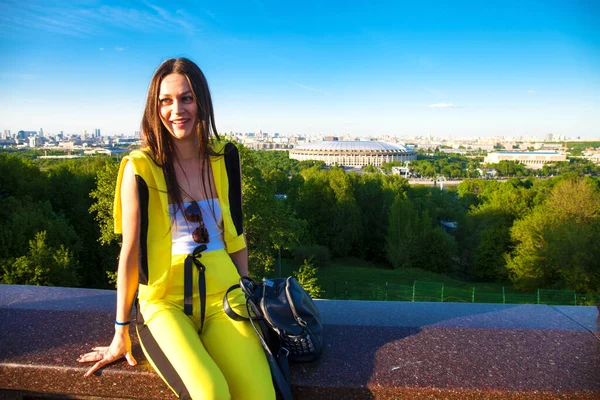 Mulher Bonita Macacão Amarelo Senta Corrimão Contra Pano Fundo Das — Fotografia de Stock