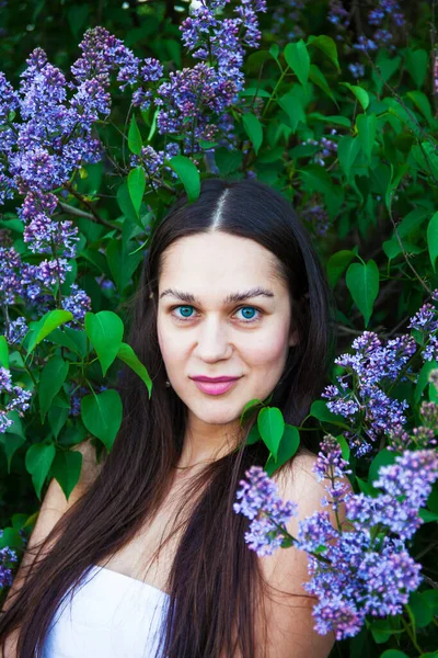 Flores Lila Retrato Una Joven Morena Hermosa Sobre Fondo Lila — Foto de Stock