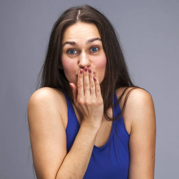 Young Beautiful Brunette Woman Shouts Covering His Face His Hand — Stock Photo, Image