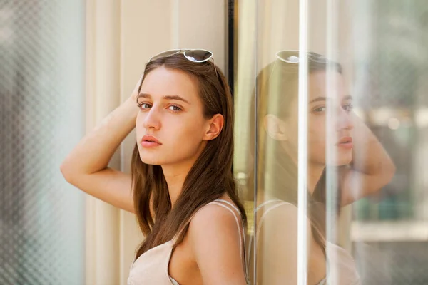 Portret Van Een Jonge Mooie Meisje Buurt Van Etalage — Stockfoto