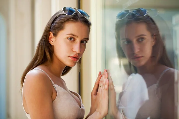 Retrato Uma Jovem Menina Bonita Perto Vitrine — Fotografia de Stock