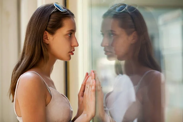 Portret Van Een Jonge Mooie Meisje Buurt Van Etalage — Stockfoto