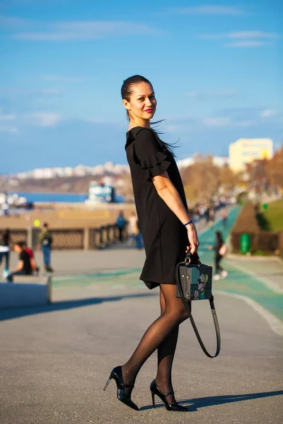 Corpo Inteiro Retrato Uma Jovem Mulher Bonita Vestido Preto Com — Fotografia de Stock