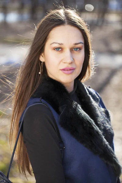 Close Retrato Uma Jovem Bela Mulher Casaco Azul Parque Primaveril — Fotografia de Stock