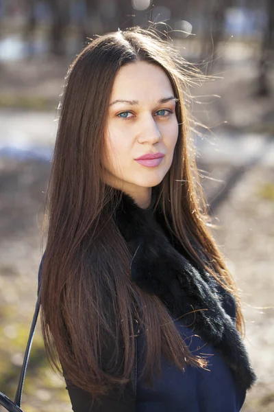 Cerca Retrato Una Joven Hermosa Mujer Con Abrigo Azul Parque — Foto de Stock
