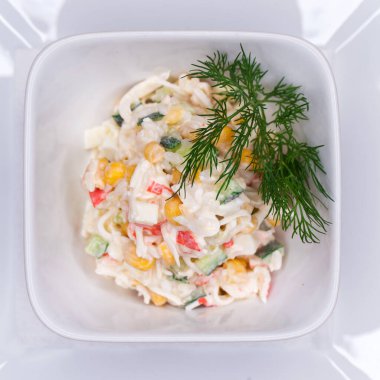 Restoran çanak yengeç salatası