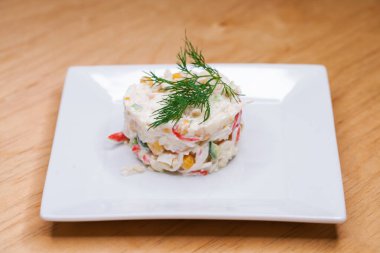 Restoran yemeği geleneksel Rus salatası Olivier