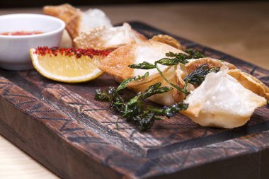 Restoran yemek. Kızarmış köfte bir ahşap tepsi baharatlı sos ile