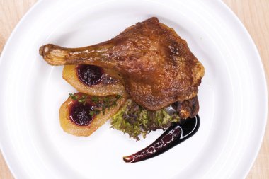 Ördek bacak beyaz bir tabak patates ile