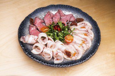 Restoran yemek. Et tabağı - atıştırmak altında vodka