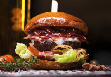 Fast food closeup geleneksel lezzetli hamburger ile