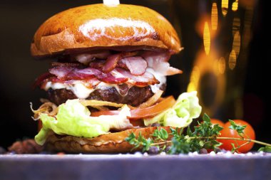 Fast food closeup geleneksel lezzetli hamburger ile