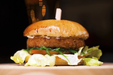 Fast food closeup geleneksel lezzetli hamburger ile