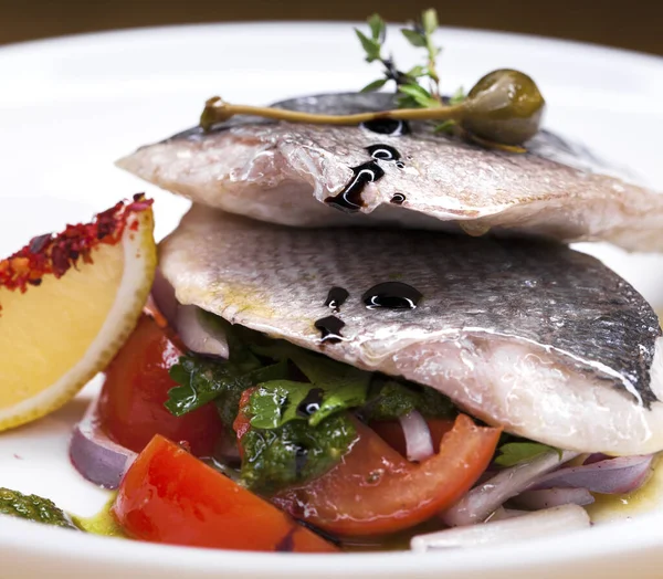 Comida Del Restaurante Pescado Dorado Parrilla Con Cebolla Rodaja Limón — Foto de Stock