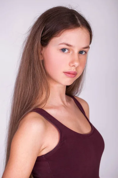 Retrato Cerca Una Joven Hermosa Modelo Rubia Aislada Sobre Fondo —  Fotos de Stock