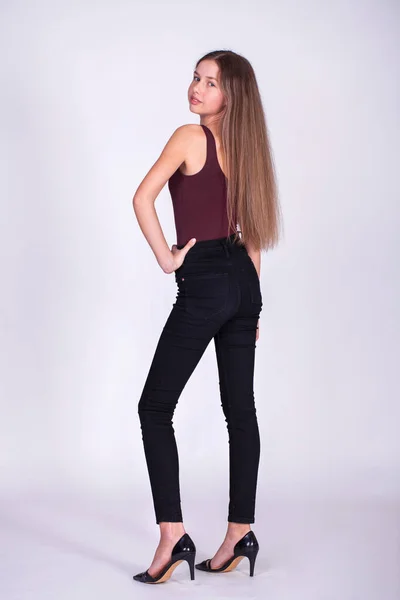 Ritratto Completo Una Giovane Bella Modella Bionda Jeans Neri Isolata — Foto Stock
