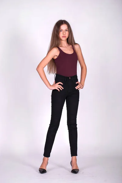 Retrato Corpo Inteiro Uma Jovem Modelo Loira Bonita Jeans Azul — Fotografia de Stock