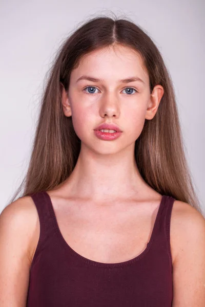 Retrato Cerca Una Joven Hermosa Modelo Rubia Aislada Sobre Fondo — Foto de Stock