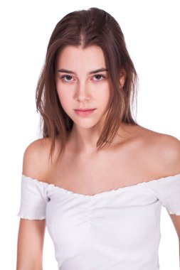 Güzellik uydur. Beyaz arka planda izole edilmiş güzel bir kızın portresi.