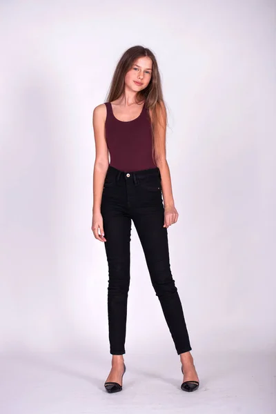 Helkroppsporträtt Ung Vacker Blond Modell Svarta Jeans Isolerad Vit Bakgrund — Stockfoto