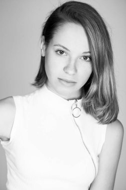 Beyaz arka planda izole edilmiş güzel sarışın bir mankenin yakın portresi.