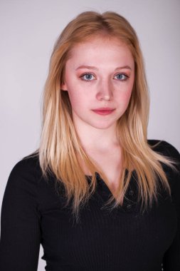 Beyaz arka planda izole edilmiş güzel sarışın bir mankenin yakın portresi.