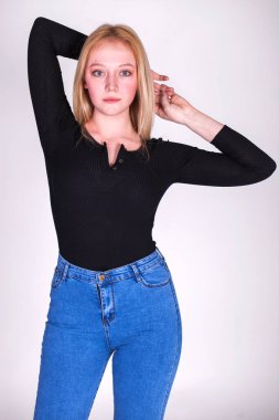 Beyaz arka planda izole edilmiş güzel sarışın bir mankenin yakın portresi.