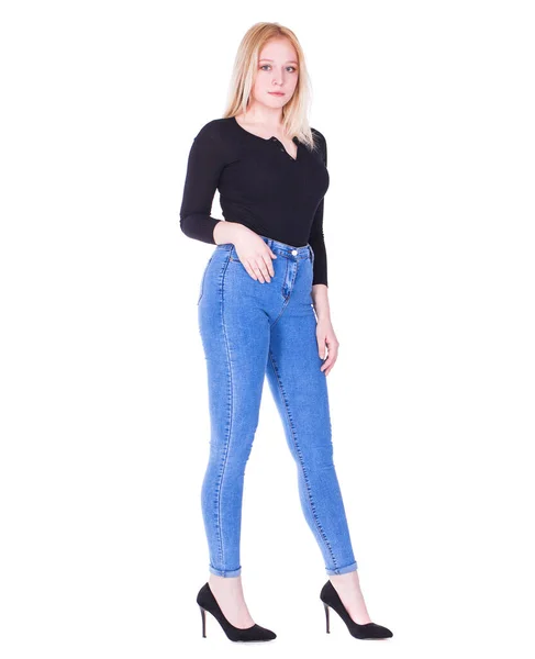 一个穿着蓝色牛仔裤的年轻漂亮金发模特的全身像 背景是白色的 — 图库照片