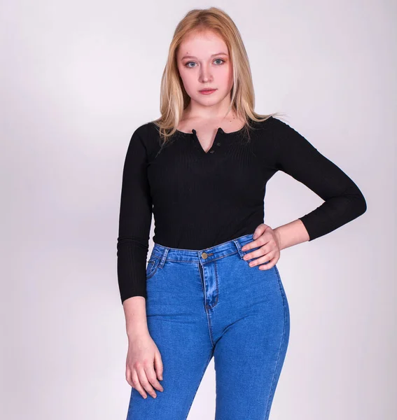 Närbild Porträtt Ung Vacker Blond Modell Isolerad Vit Bakgrund — Stockfoto