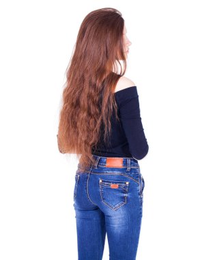 Esmer saç arkası - Beyaz arka planda izole edilmiş kot pantolonlu güzel bir modelin portresi