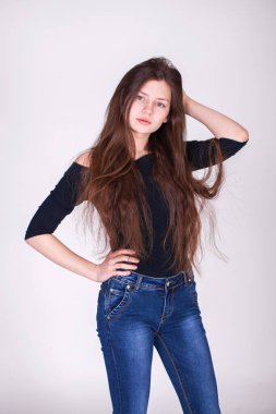 Gri arka planda izole edilmiş güzel esmer bir modelin yakın portresi.