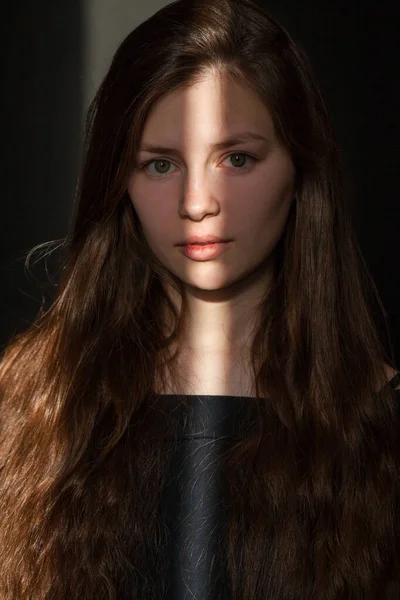 Güneş Işığının Altında Genç Bir Kızın Portresini Kapat — Stok fotoğraf