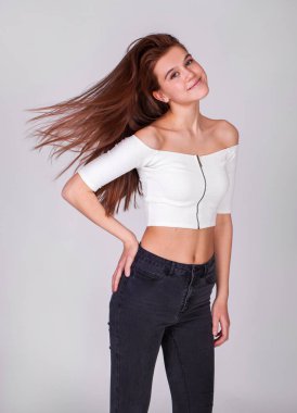 Beyaz arka planda izole edilmiş güzel kahverengi saçlı bir mankenin yakın portresi.