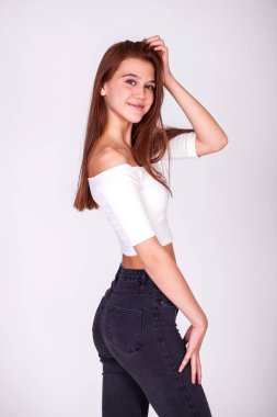 Siyah kotlu güzel esmer bir mankenin portresi, beyaz arka planda izole edilmiş.