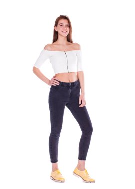 Siyah kotlu, beyaz sırtlı, güzel kahverengi saçlı bir mankenin tam boy portresi.