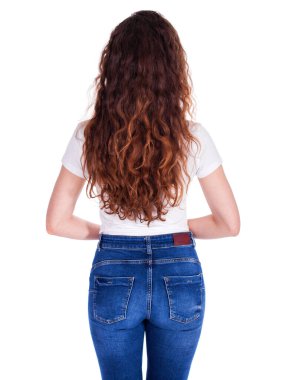 Esmer saç arkası - Beyaz arka planda izole edilmiş kot pantolonlu güzel bir modelin portresi