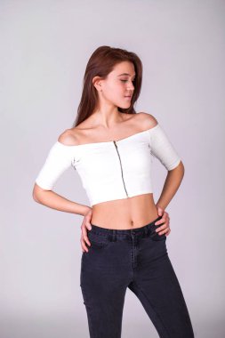 Beyaz arka planda izole edilmiş güzel kahverengi saçlı bir mankenin yakın portresi.