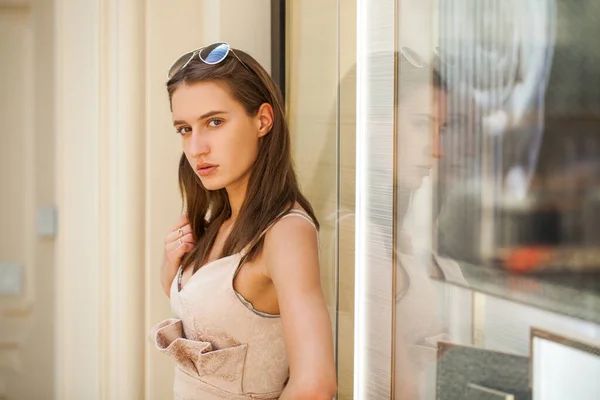 Retrato Uma Jovem Menina Bonita Vestido Bege Sexy — Fotografia de Stock