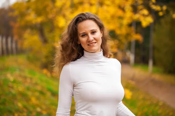 Retrato Uma Jovem Bela Mulher Morena Parque Outono — Fotografia de Stock