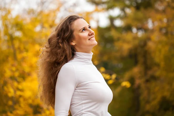 Portrait Une Jeune Belle Femme Brune Dans Parc Automne — Photo